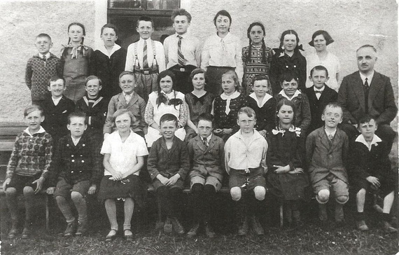 Schulkinder der Krinsdorfer Volksschule ca. 1930